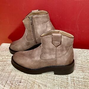WHITE MOUNTAIN NWOT Taupe Ankle Chelsea Boots Copper Trim Round Toe 2" Heel Zip